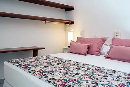 Cama do quarto Clássico com almofadas rosé e colcha floral