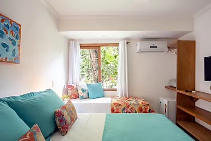 Quarto Duplo Amplo em tom turquesa, com cama de casal e cama de solteiro