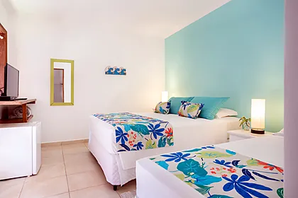 Quarto Duplo Amplo em verde-água, com TV smart e as duas camas