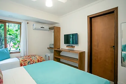 Console de madeira com TV smart e frigobar no Duplo Amplo