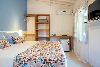 Cama do Superior com Varanda, frigobar, TV smart e janela com cortina de voil